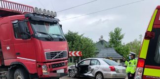 Coliziune între un autocamion și două autoturisme, la Adjud