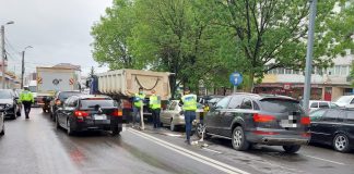ULTIMA ORĂ Accident la Obor, cu o basculantă și două autoturisme
