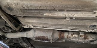 VIDEO Hoți de catalizatoare auto, prinși în flagrant, în Focșani