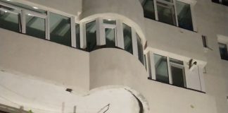 VIDEO Pompierii au îndepărtat bucăți de tencuială ce riscau să cadă de la etajul 5 al unui bloc din Focșani