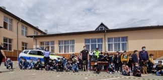Lecții de prevenire și siguranță pentru elevii din Slobozia Bradului, cu sprijinul câinilor polițiști