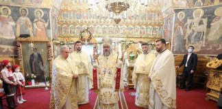 Sfânta Liturghie din a doua zi de Paști, săvârșită de arhiepiscopul Ciprian la Focșani. Directorul Ateneului Popular, hirotonit diacon