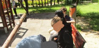 Adolescenți amendați pentru că fumau într-un loc de joacă din parc