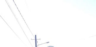 FOTO O platformă care transporta un autoturism a intrat într-un gard, la Lepșa