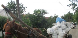 Bărbat amendat drastic pentru că arunca saci cu moloz pe un teren din Focșani