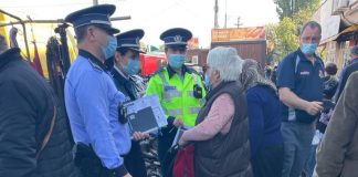 FOTO Acțiuni în piețe și târguri, pentru prevenirea furturilor din buzunare