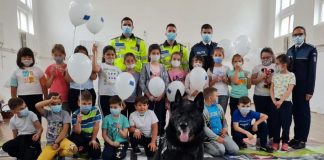 IPJ Vrancea: surprize și sfaturi pentru elevii de la clasele I ai Școlii Gimnaziale ”Alexandru Vlahuță” din Focșani. Nu a lipsit câinele Rocky