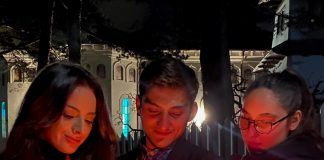 Întoarcerea la copilărie. Prezentatoarea de la Pro Tv a luat lumină la biserica din satul natal, Negrilești