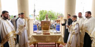 Arhiepiscopul Ciprian a sfințit apa, în Vinerea Luminată, la Catedrala ”Sf. Cuvioasa Parascheva” din Focșani