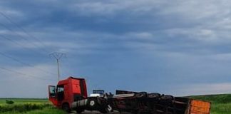 ULTIMA ORĂ Trafic blocat pe DN 23, la Nănești, din cauza unui camion răsturnat