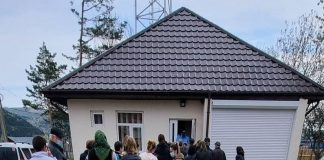 Oamenii stau la coadă pentru vaccinare, la centrul mobil de la Tulnici