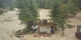 FOTO VIDEO Imagini spectaculoase de la operațiunea de salvare a celor 12 muncitori izolați de viitură la Nereju