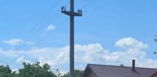 VIDEO Persoană rănită după ce roata unui tractor s-a desprins în mers și a lovit o mașină a primăriei