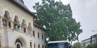 Un autobuz și un autoturism s-au ciocnit la „Universitate”