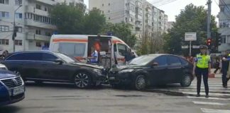 VIDEO Două autoturisme s-au ciocnit în centrul Focșaniului