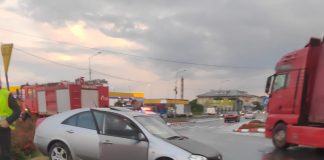 A doborât un stâlp cu mașina, dar nu a pățit nimic