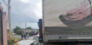 Patru persoane rănite după ce un autoturism s-a ciocnit cu un tir