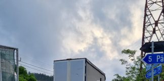 Persoanele prinse de viitură în mijlocul Zăbalei nu sunt în pericol, dar nu se poate ajunge la ele