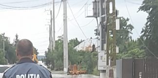 Bătrână de 82 de ani, scoasă de polițiști din locuința inundată la Biliești