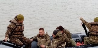 FOTO Instruirea cercetaşilor militari la cursul de apă, pe Siret