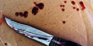 Bărbat găsit în propria casă, înțepat în gât și abdomen cu un cuțit. El a murit la scurt timp