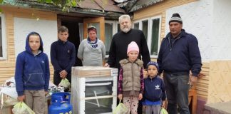 FOTO De 1 iunie, 30 de familii nevoiașe, cu mulți copii, au primit donații strânse de Protoieria Focșani II
