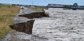 FOTO Drum de acces în zona podului de la Garoafa, rupt de ape