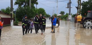 FOTO Peste 70 de gospodării inundate la Biliești și 17 persoane evacuate din calea apelor