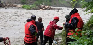 FOTO Jurnalul unui salvator. Povestea salvării celor 12 persoane rămase în mijlocul apelor învolburate, la Nereju