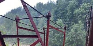 FOTO VIDEO Circa 60 de gospodării, izolate la Nistorești. Căruțul pe șufe, singura cale de acces în zonă