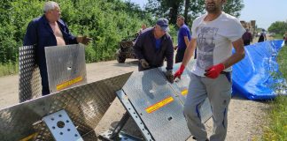 FOTO VIDEO Se montează panourile mobile împotriva inundațiilor la Vadu Roșca