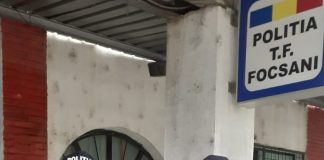 Doi polițiști de la TF au salvat un bărbat care încerca să se sinucidă. Acesta se întinsese pe șinele de cale ferată