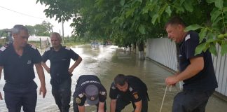 Pompierii au scos apa din 19 gospodării din Biliești