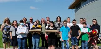 FOTO Cei mai merituoși elevi din Tâmboești, premiați la final de an școlar. Laptopuri și biciclete, printre premiile speciale