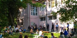 Polițiștii, lecție cu elevii Școlii nr. 7 Focșani despre prevenirea delincvenței juvenile și a accidentelor din zona feroviară