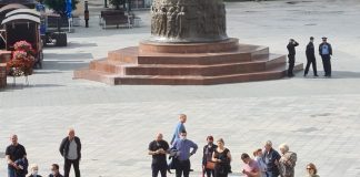 Angajații Primăriei Focșani și ai instituțiilor subordonate protestează în Piața Unirii