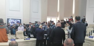 Dosare penale pentru tulburarea ordinii publice, amenințare, șantaj și lipsire de libertate după scandalul de astăzi, de la Consiliul Local Focșani
