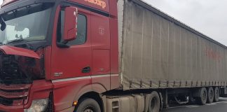 Un vrâncean a intrat cu tirul într-un stâlp, în județul Neamț