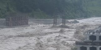 Raed Arafat: 10 muncitori blocați pe o insulă formată de viitură pe râul Zăbala