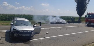 VIDEO O mașină a luat foc, pe E85, după ce s-a izbit de un alt autoturism