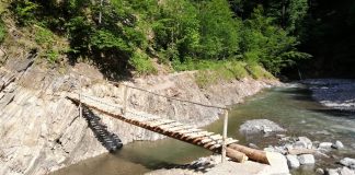 FOTO Au fost reparate două din cele trei podețe rupte de viituri, în Cheile Tișiței