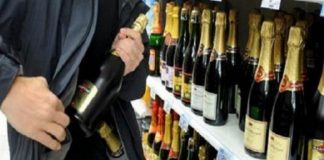 Tineri prinși rapid de polițiști după ce au furat băuturi dintr-un magazin