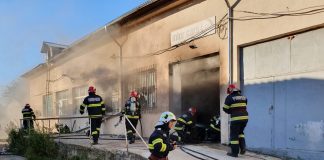 ULTIMA ORĂ FOTO Incendiu la un depozit de piese auto din Focșani