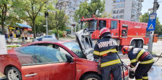VIDEO Intervenția pompierilor pentru stingerea mașinii care luase foc în apropierea Catedralei Ortodoxe din Focșani