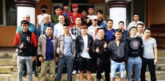 Muncitori din Vietnam sapă gropi și montează apometre la Soveja