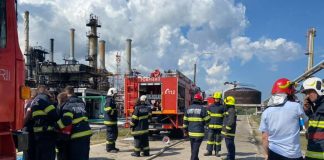 Pompierii din Vrancea, implicați în stingerea incendiului de la Petromidia