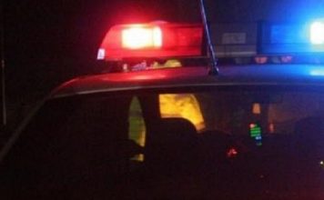 O șoferiță a intrat cu mașina într-un stâlp și într-un gard, în Focșani