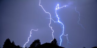 Tragedie: un preot născut în Păunești și soția lui au pierit în incendiu, după ce casa le-a fost lovită de trăsnet