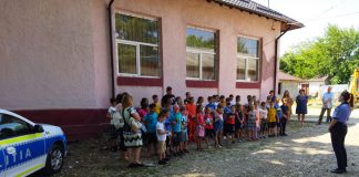 FOTO Vacanță activă pentru elevii din patru comune. Polițiștii le-au vorbit despre bullying