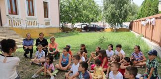 FOTO Polițiștii, de vorbă cu elevii aflați în vacanță, despre siguranța lor